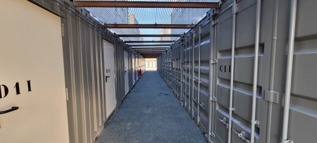 20241211_152422 Une de nos allées de Box qui sont tous faits dans des containers maritimes.
